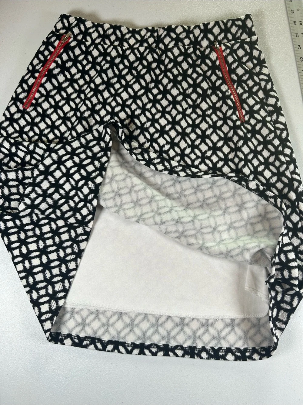 Le Lis Black White Geometric Mini Skirt Red Zipper Detail Made in USA Size XL